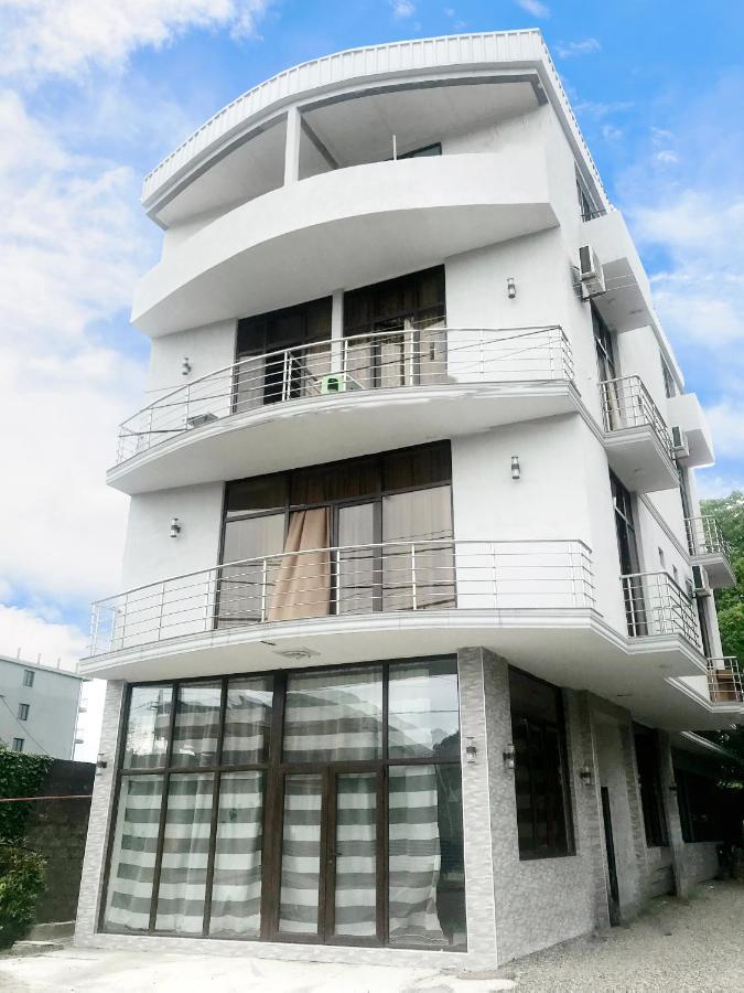 Tiktok House Hotel Koboeleti Buitenkant foto