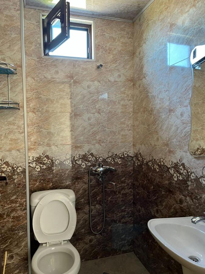 Tiktok House Hotel Koboeleti Buitenkant foto