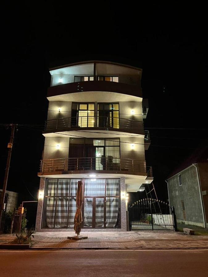 Tiktok House Hotel Koboeleti Buitenkant foto